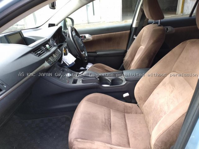 2011 Lexus CT200h VERSION C — photo 4 of 9